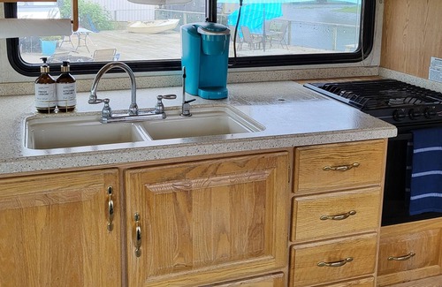 Lakeside House | Serene RV Retreat on Ten Mile Creek with Lake View