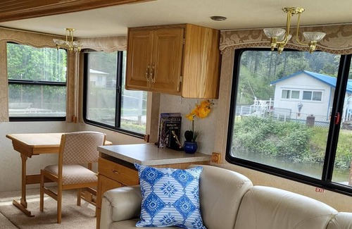 Lakeside House | Serene RV Retreat on Ten Mile Creek with Lake View