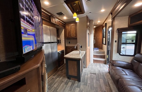 Alvadore House | Eco-Friendly RV Oasis Near Eugene Airport & Autzen Stadium