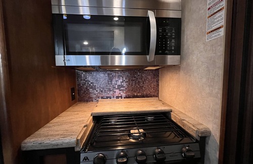 Alvadore House | Eco-Friendly RV Oasis Near Eugene Airport & Autzen Stadium