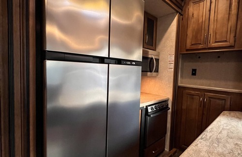 Alvadore House | Eco-Friendly RV Oasis Near Eugene Airport & Autzen Stadium