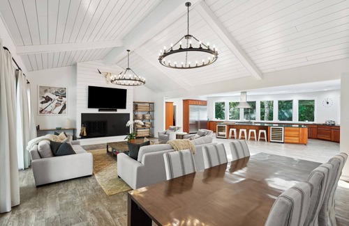 North Haven House | Idyllic Sag Harbor Estate with Manicured Lawns & Hot Tub