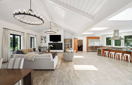 North Haven House | Idyllic Sag Harbor Estate with Manicured Lawns & Hot Tub