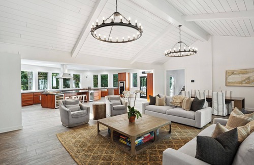 North Haven House | Idyllic Sag Harbor Estate with Manicured Lawns & Hot Tub