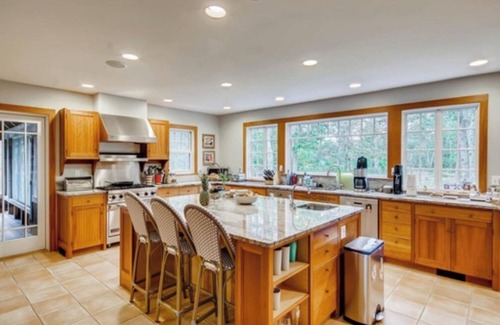 Vineyard Haven House | Idyllic Retreat: Private Sanctuary in Chilmark