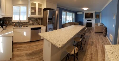 Oak Harbor House | Seaside Retreat: Private Beach Cottage for 10 Guests