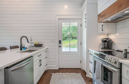 Thompson's Station Cottage | Private Sanitized Cottage with Hot Tub - Perfect for Families