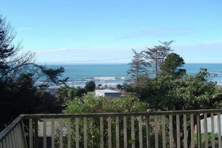 Ahuriri Flat House | Idyllic Couples Seaside Retreat with Oceanfront Views
