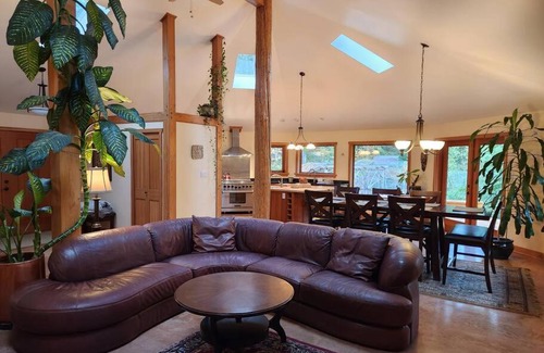 Lake Cowichan Villa | Secluded Cowichan Riverfront Home with Family-Friendly Amenities
