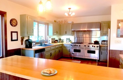 Warren House | Charming Ski Lodge with Hot Tub Near Sugarbush - Guest Rated 9.8