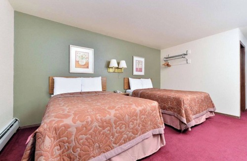 Staples Hotel | Private Stay w/Flat-Screen TV + Breakfast – Steps From Staples Station