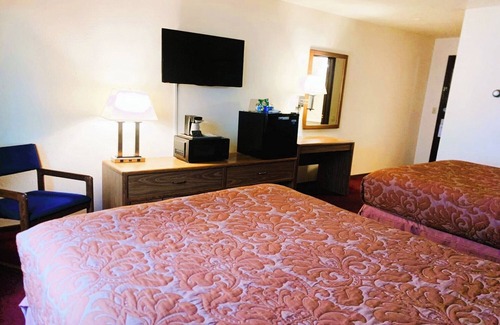 Staples Hotel | Private Stay w/Flat-Screen TV + Breakfast – Steps From Staples Station