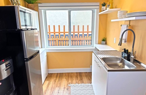 Williams Lake House | Private Studio/5 Min to DT/Self Check-In/75"TV