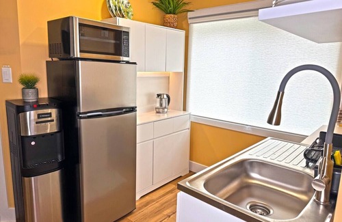 Williams Lake House | Private Studio/5 Min to DT/Self Check-In/75"TV