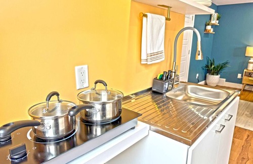Williams Lake House | Private Studio/5 Min to DT/Self Check-In/75"TV