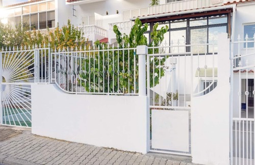Gambelas House | Cozy Private Studio with A/C and Spa Access