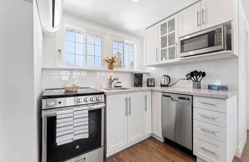 Burlington Apartment | Pet-Friendly Downtown Studio with Kitchen & Breakfast