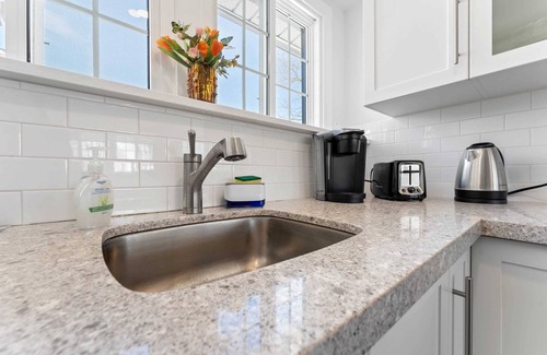 Burlington Apartment | Pet-Friendly Downtown Studio with Kitchen & Breakfast
