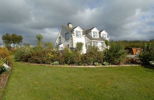 Milltown Apartment | Oceanfront Private Studio with Breakfast & 9.8/10 Rating