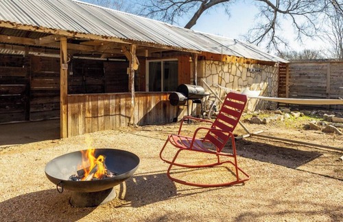 Blackshear-Prospect Hill Apartment | Private Studio/easy access to trendy East Austin