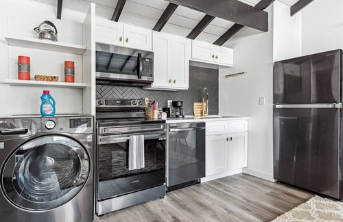Thousand Oaks House | Serene Studio Oasis with Nature and Pet-Friendly Amenities