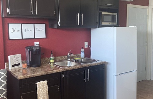Tulare House | Private Studio Retreat: Top-Rated with Kitchen & Parking