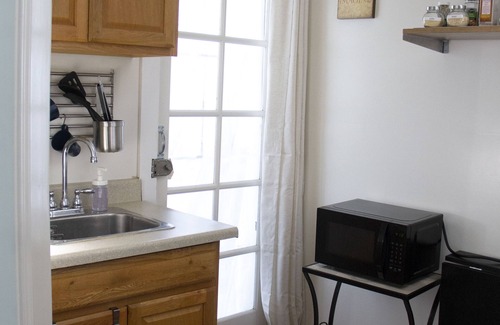 East Richmond House | Stylish Cottage Retreat in Richmond Heights with Breakfast