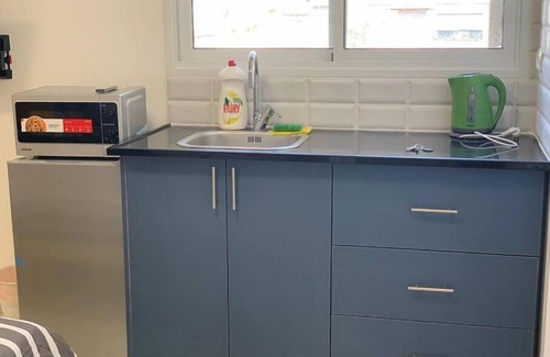 Haifa Apartment | Modern Double Bed Apartment with Netflix & Family-Friendly Amenities