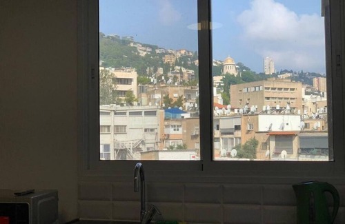 Haifa Apartment | Modern Double Bed Apartment with Netflix & Family-Friendly Amenities