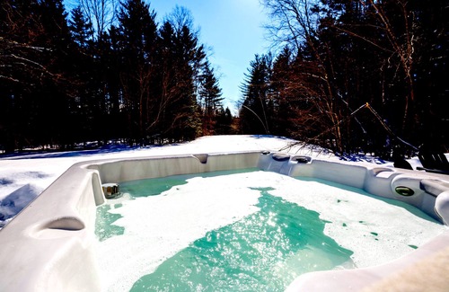 Londonderry House | Relaxing Retreat with Hot Tub, Fireplaces & Spa Baths