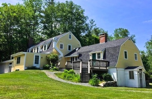Londonderry House | Cozy Retreat with Hot Tub, Spa Baths & Fireplaces Await
