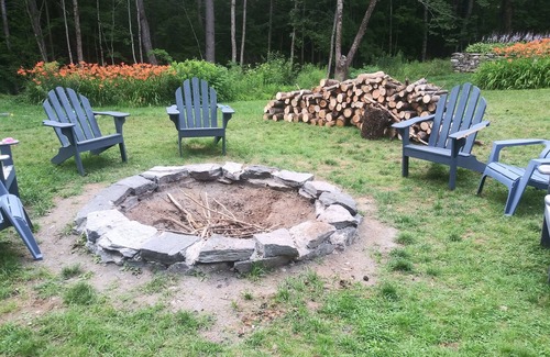 Londonderry House | Cozy Retreat with Hot Tub, Spa Baths & Fireplaces Await