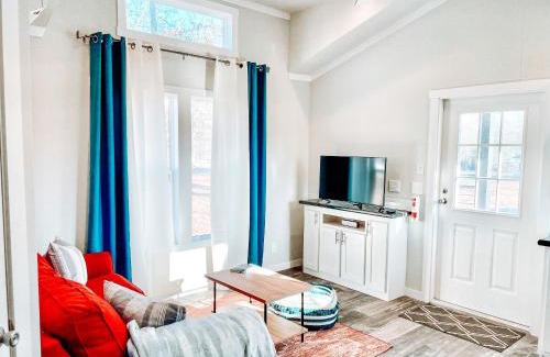 Royal House | Cozy Tiny Home Near Hot Springs with Private Hot Tub