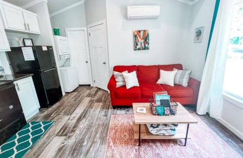 Royal House | Cozy Tiny Home Near Hot Springs with Private Hot Tub
