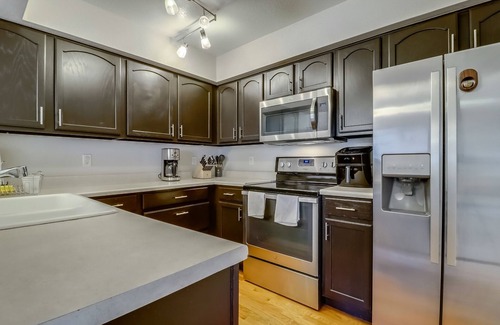 Broomfield House | Ideal Townhome for Long and Short Stays with Family-Friendly Amenities