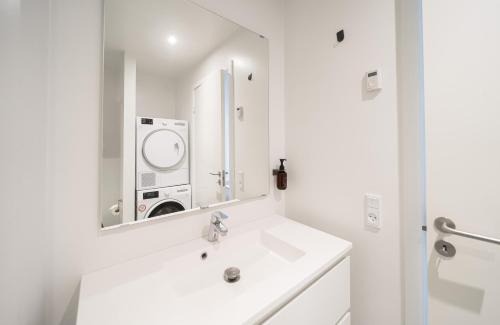 Øgadekvarteret Apartment | Private Townhouse with Terrace: Family-Friendly Retreat
