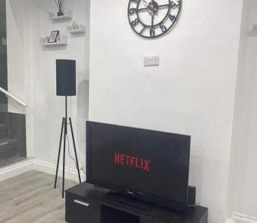 Leicester Apartment | Exceptional Two Bedroom Apartment in Leicester with Garden