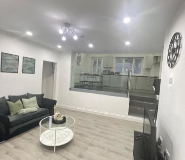 Leicester Apartment | Exceptional Two Bedroom Apartment in Leicester with Garden