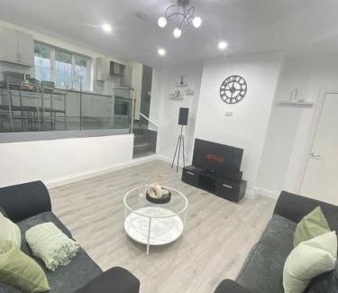 Leicester Apartment | Exceptional Two Bedroom Apartment in Leicester with Garden