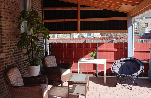 Little Village Apartment | Elegant Villa Retreat in Vintage Chicago, Minutes from Downtown