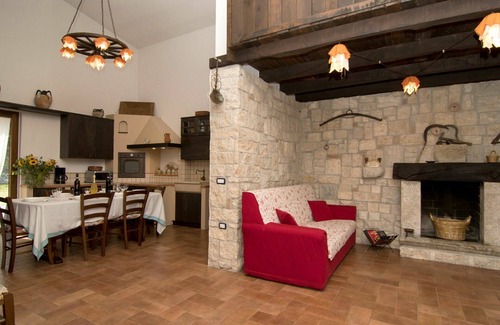 San Lupo House | Inviting Private Villa with Pool, WIFI & Panoramic Views