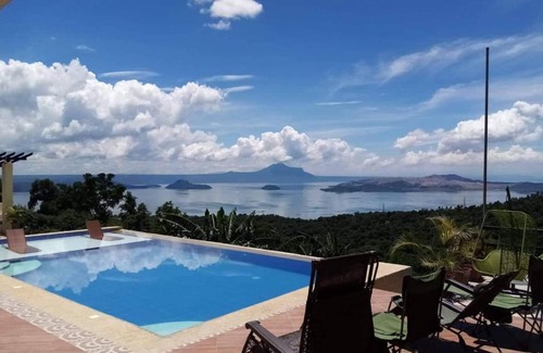 Talisay Cabin | Idyllic Villa with Breathtaking Taal View and Pool