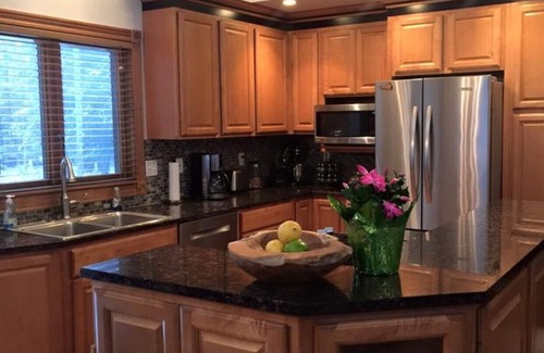Bellaire Cottage | Book Summer 2025: Private Dock, Hot Tub & Pizza Oven!