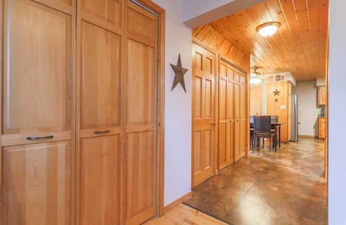 Lavigne House | Idyllic Waterfront Cottage - Family & Pet Friendly Retreat