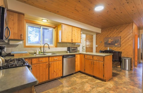 Lavigne House | Idyllic Waterfront Cottage - Family & Pet Friendly Retreat