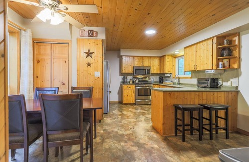 Lavigne House | Idyllic Waterfront Cottage - Family & Pet Friendly Retreat