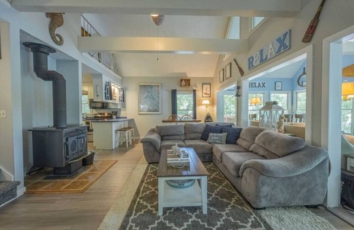 Reed Creek House | Serene Waterfront Retreat at Lake Hartwell with Hot Tub