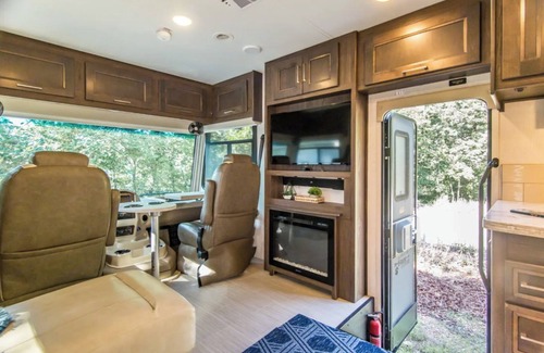 Osage Beach House | Cozy Private Waterfront Glamping RV with Lake View & Spa