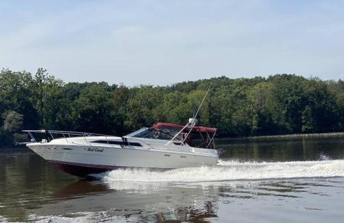 Catskill Boat Rental | Exclusive Retreat: Private Yacht on Catskill Creek
