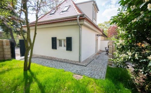 Radeberger Vorstadt Apartment | Secluded Comfort at Villa Golding's Kutscherhaus